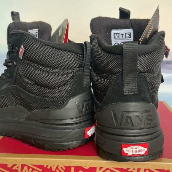 Vans Men’s Ultrarange Exo
Black/Black
VN0A4BVSBKA
Boots Sneakers - Picture 12 of 16